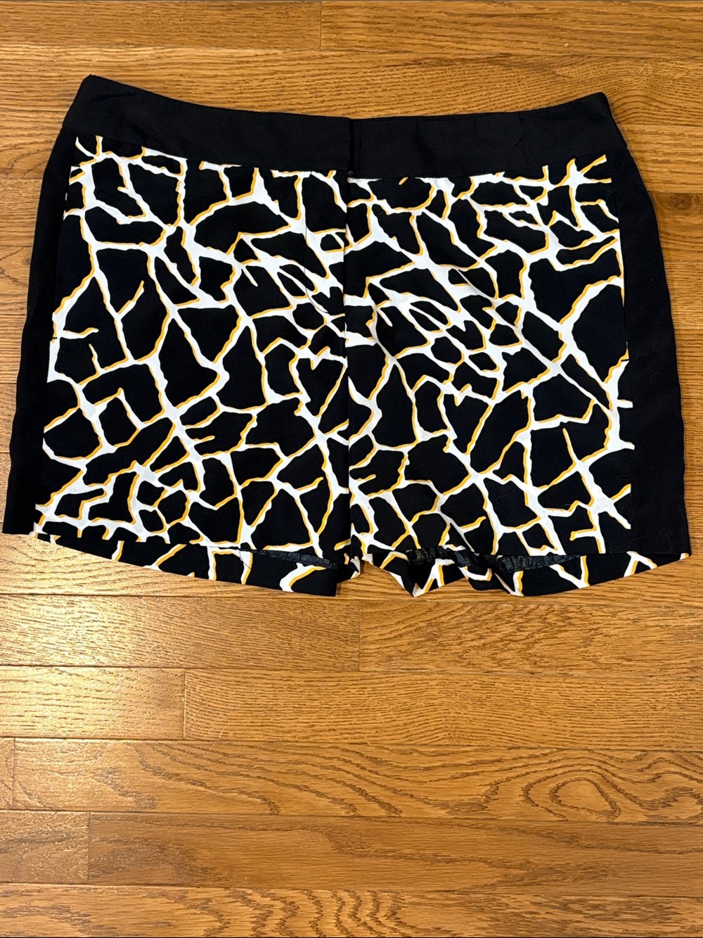 Worthington | Black White Yellow Giraffe Printed Business Casual Shorts Size 14